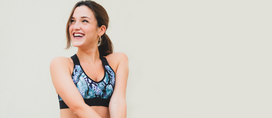 mujer-rubia-sonrisa-perfecta-ropa-deportiva-bikinis-5h